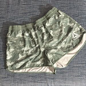 Reebok relax running short  women’s size XL green camo lined with hand pockets